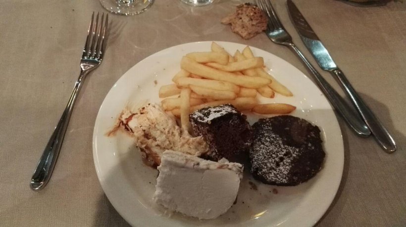 si mangiano cose salutari, come patatine fritte e panna cotta cena salutare...