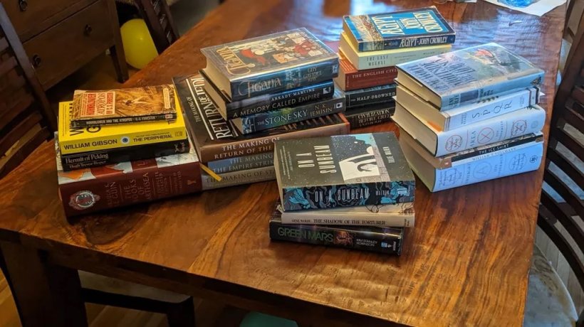 Questa pila di libri non è per nulla esauriente, per esempio non sono riuscito a trovare la mia copia di Hyperion!