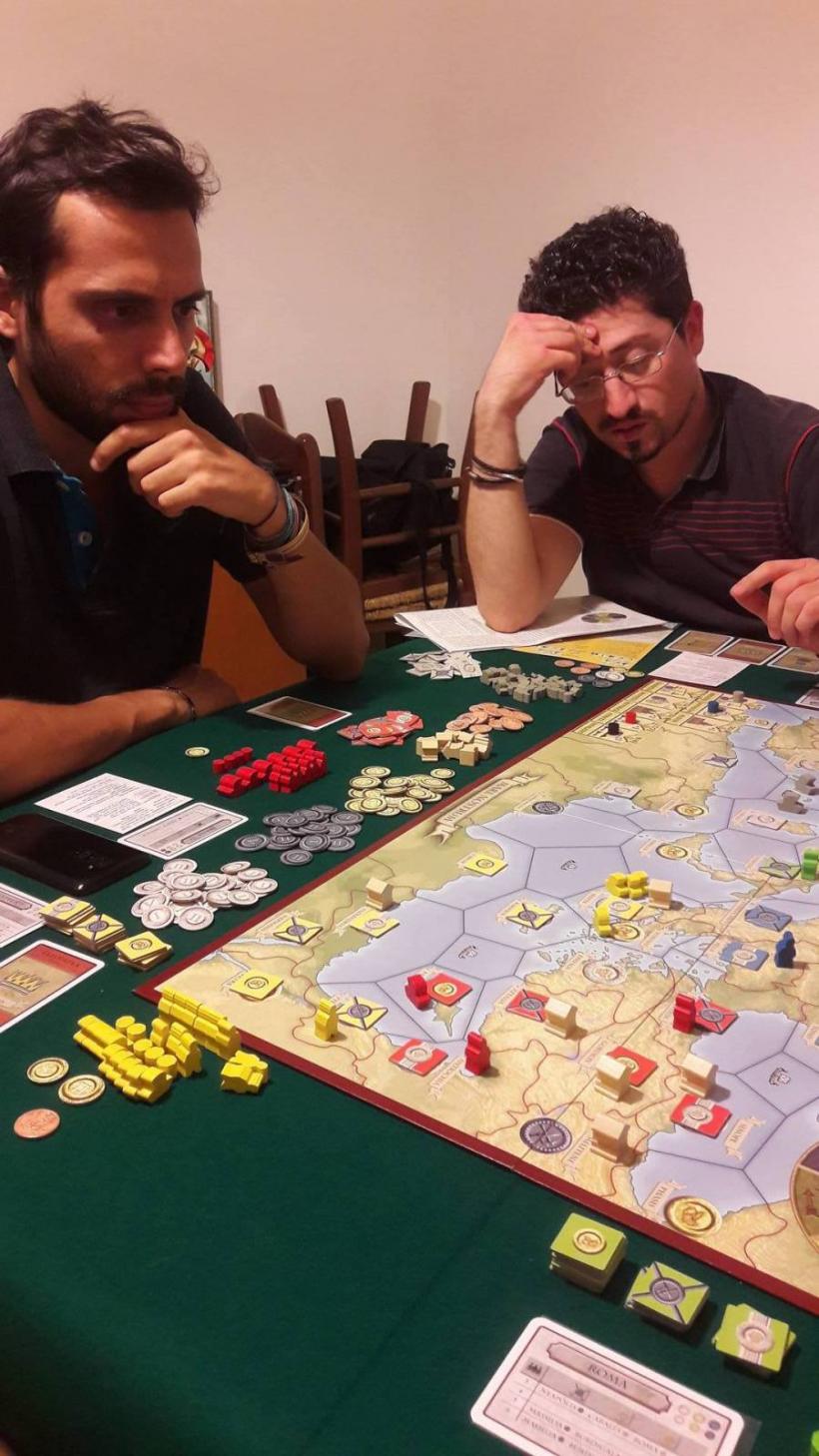 "Mmm... mi sa che perdo ancora per colpa di quel fesso di Cascione" Antique II: giocatori al tavolo da gioco