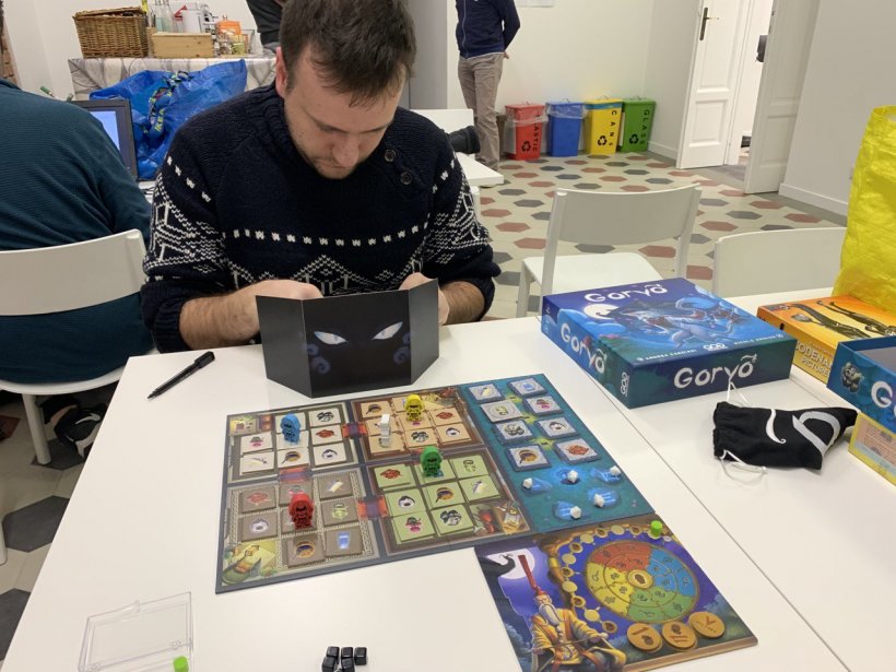 Il Gioco In Cui Si Bluffa Recensione Goryo, un gioco asimmetrico di bluff e calcoli | La Tana dei