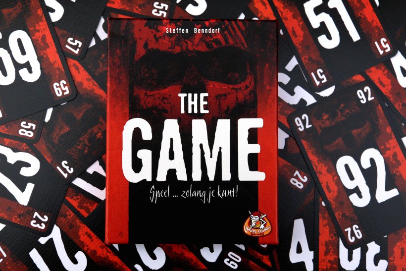 The game: copertuna su sfondo di carte