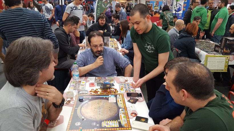 Spiegazione in corso al tavolo di Terraforming Mars nell'area Goblin Magnifico di Play 2017