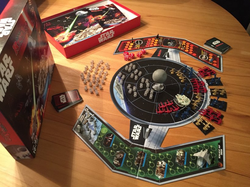 Scatola e componenti di Risk: Star Wars edition