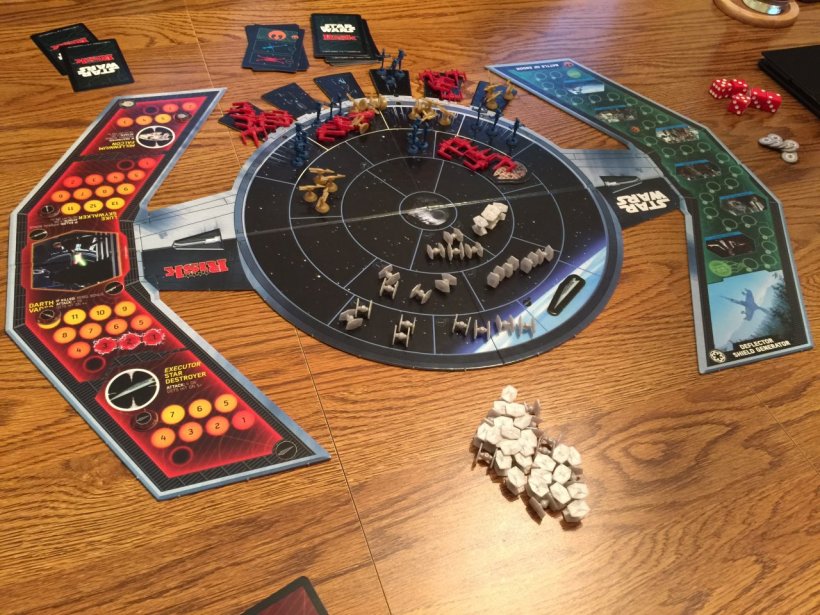 Il gioco di carte di Risk: Star Wars Edition predisposto sul tavolo