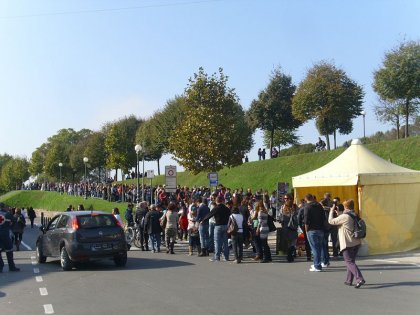 Lucca Comics and Games 2013, la coda per il biglietto in piazza Santa Maria, nel Venerdì pomeriggio