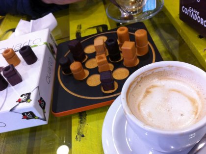 Quarto! anche in spazi angusti Quarto! intavolato al bar, in spazi ristretti, per una partita al volo