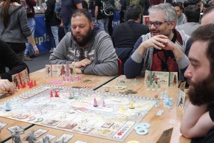 Rising sun: tavoli Play 2019