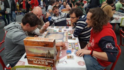 Giocatori alle prese con Terraforming Mars a Play 2017