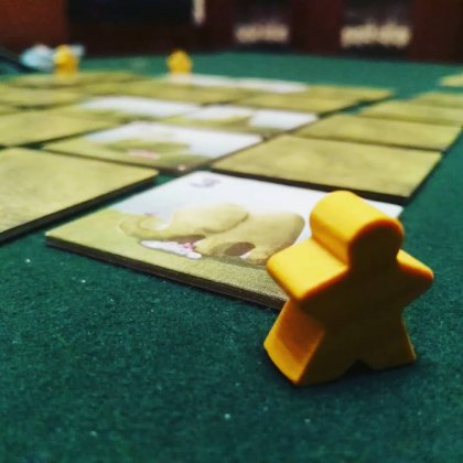 Meeple giallo che guarda un elefante