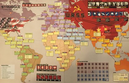 Il tabellone, sollevato al centro, come ogni GMT che si rispetti Il tabellone, sollevato al centro, come ogni GMT che si rispetti