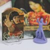 Standee di Eldritch Horror a sinistra e miniatura di Fortune and Glory: the Cliffhanger Game a destra.