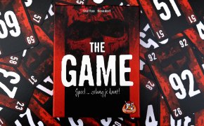 The game: copertuna su sfondo di carte